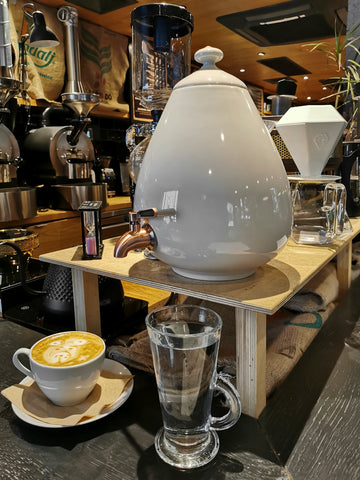 Image of MINNICO® Keramik Getränkespender (5l) Porzellan-Ei + Gratis-Ständer / CRÈMEWEISS