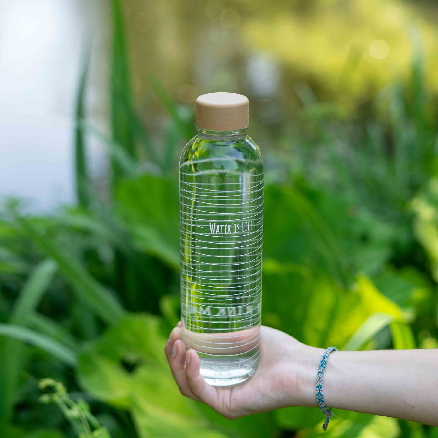 CARRY Glasflasche (1L) / WATER IS LIFE