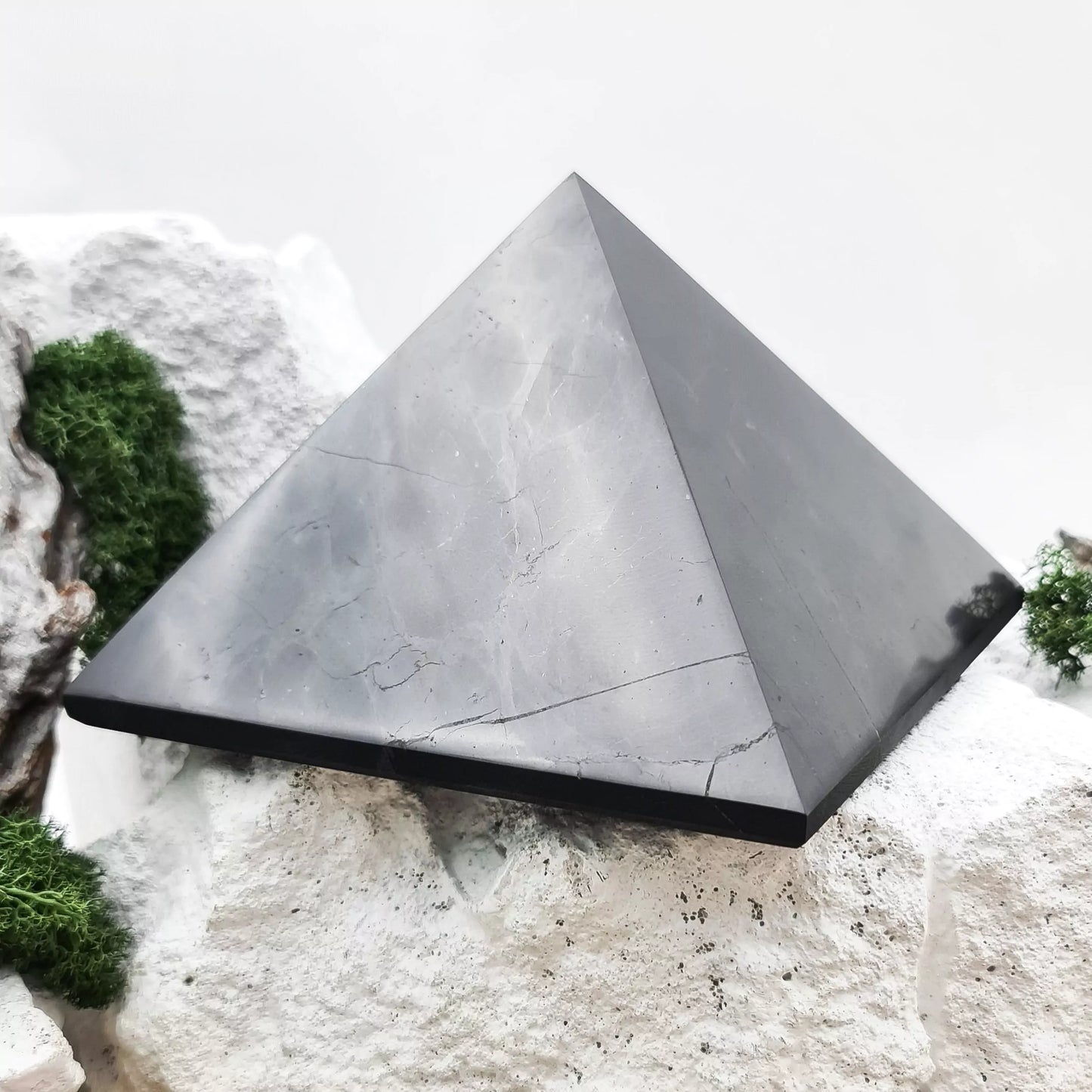 Original Schungit Objekte / PYRAMIDE (15cm)