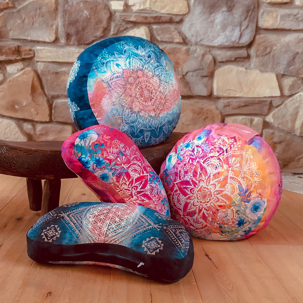 THE SPIRIT OF OM® Halbmond-Sitzkissen / PINK FANTASY